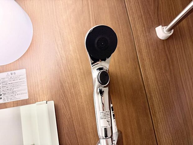 【止水シャワーヘッド】■手元で簡単に止水できるため、水の無駄遣いを減らすことができます。