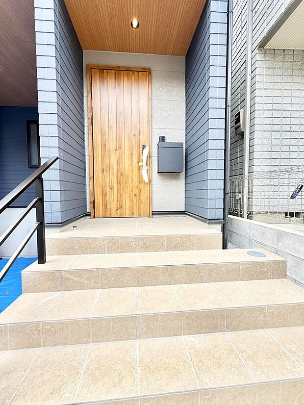 【玄関】1号棟  ■ シンプルで美しく、住まいの第一印象を彩る玄関です