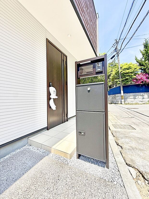 【玄関】2号棟  ■ シンプルで美しく、住まいの第一印象を彩る玄関です