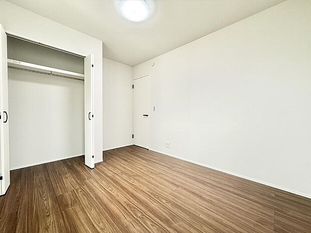 【リビング以外の居室】■落ち着いた色合いのお部屋で穏やかな時間を楽しめます