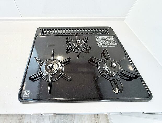 【3口ガスコンロ】■3口コンロのシステムキッチンで料理の手順もスムーズに