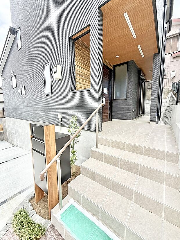 【玄関】1号棟 ■ シンプルで美しく、住まいの第一印象を彩る玄関です