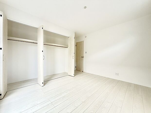 【リビング以外の居室】1号棟 ■落ち着いた色合いのお部屋で穏やかな時間を楽しめます