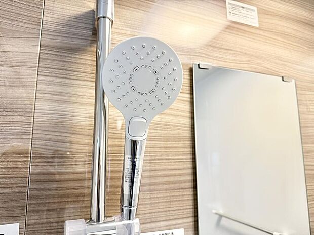 【止水シャワーヘッド】■手元で簡単に止水できるため、水の無駄遣いを減らすことができます。
