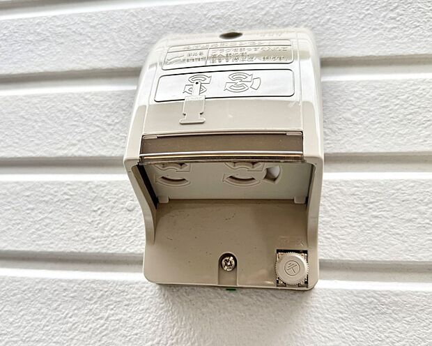 【屋外コンセント】■屋外に電源コンセントがあれば、高圧洗浄機で窓や外壁を掃除するなど便利です。