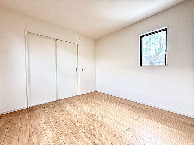 【リビング以外の居室】1号棟  ■落ち着いた色合いのお部屋で穏やかな時間を楽しめます