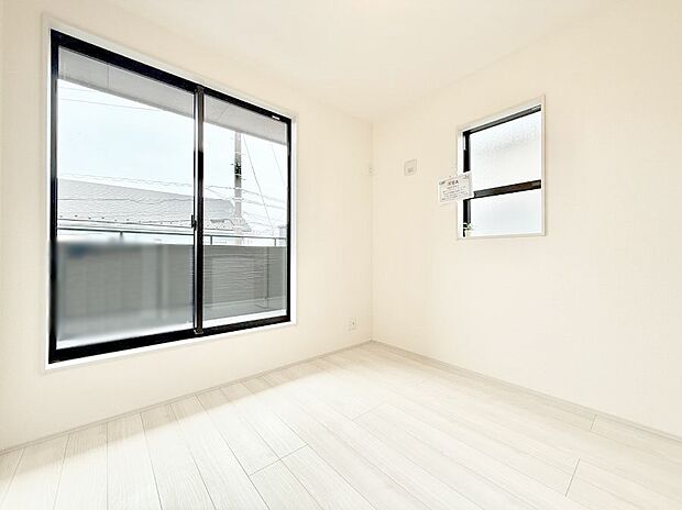 【リビング以外の居室】1号棟  ■落ち着いた色合いのお部屋で穏やかな時間を楽しめます