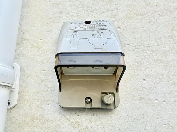 【屋外コンセント】■屋外に電源コンセントがあれば、高圧洗浄機で窓や外壁を掃除するなど便利です。