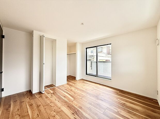 【リビング以外の居室】4号棟  ■落ち着いた色合いのお部屋で穏やかな時間を楽しめます