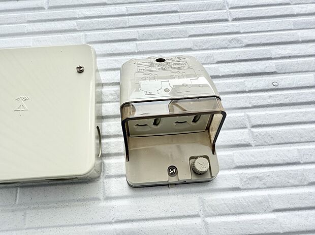 【屋外コンセント】■屋外に電源コンセントがあれば、高圧洗浄機で窓や外壁を掃除するなど便利です。