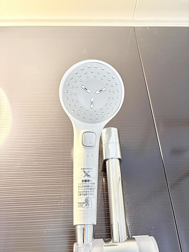 【止水シャワーヘッド】■手元で簡単に止水できるため、水の無駄遣いを減らすことができます。
