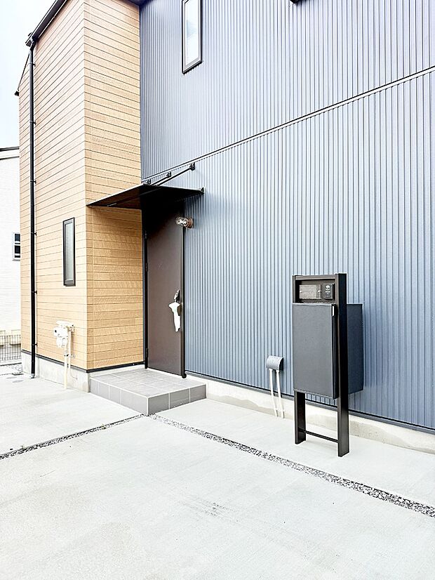 【玄関】■ 心地よい暮らしへとつながる、温かい玄関