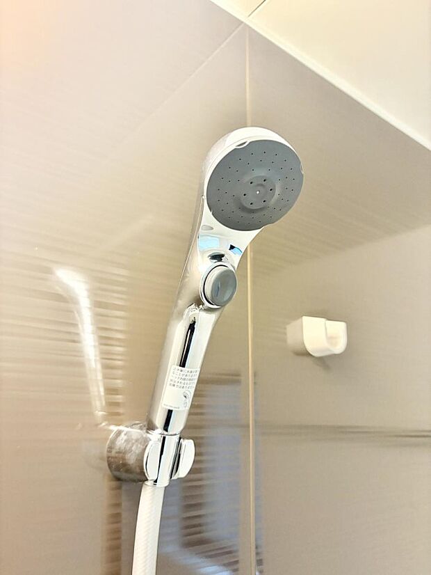 【止水シャワーヘッド】■わざわざシャワー水栓のレバーまで手を伸ばす必要がなく、簡単に止水できる