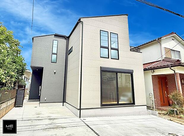 【現地外観写真】1号棟  白を基調とした、すっきりした外観デザインです  