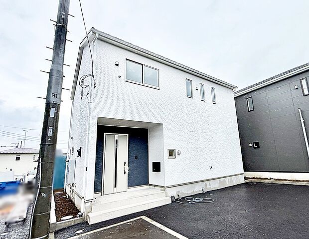 【現地外観写真】2号棟  ■暮らしを彩る充実した設備仕様が備わった住まい