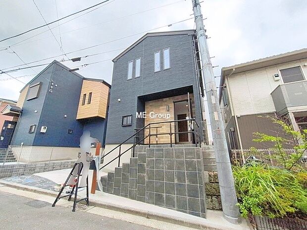 【現地外観写真】1号棟  ■暮らしを彩る充実した設備仕様が備わった住まい