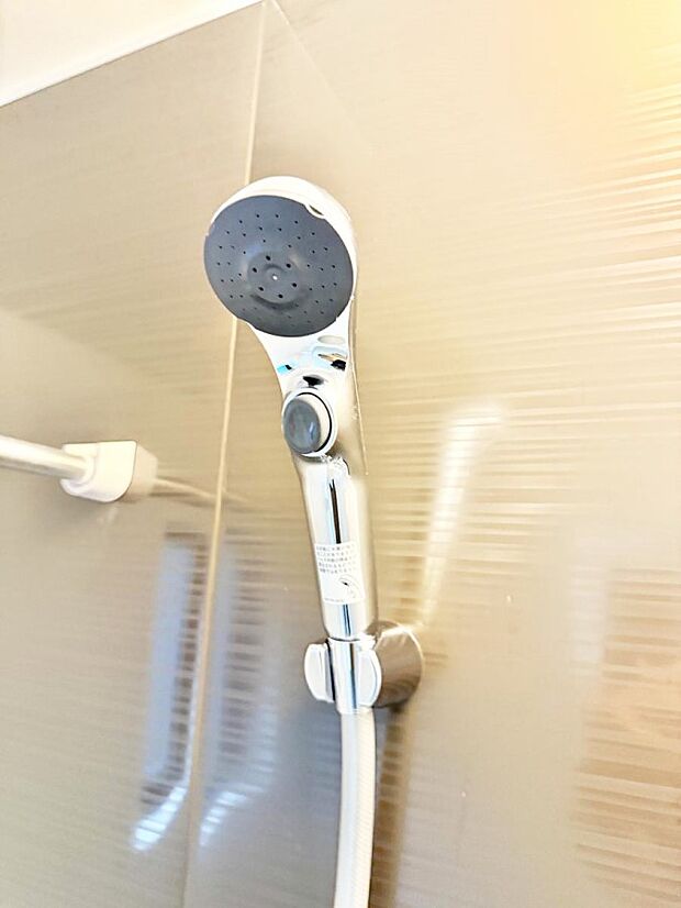 【止水シャワーヘッド】■手元で簡単に止水できるため、水の無駄遣いを減らすことができます。