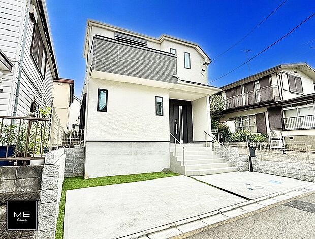 【現地外観写真】1号棟 ■白を基調とした、すっきりした外観デザインです