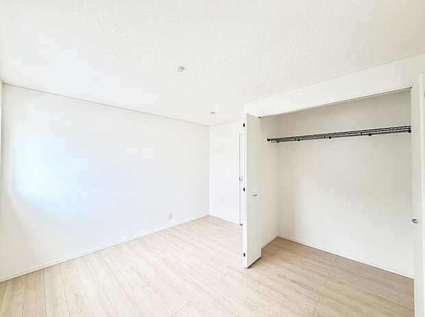 【寝室】2号棟 ■窓の配置や通気性の良い設計で部屋の空気がこもらず、常に新鮮な空気が流れます