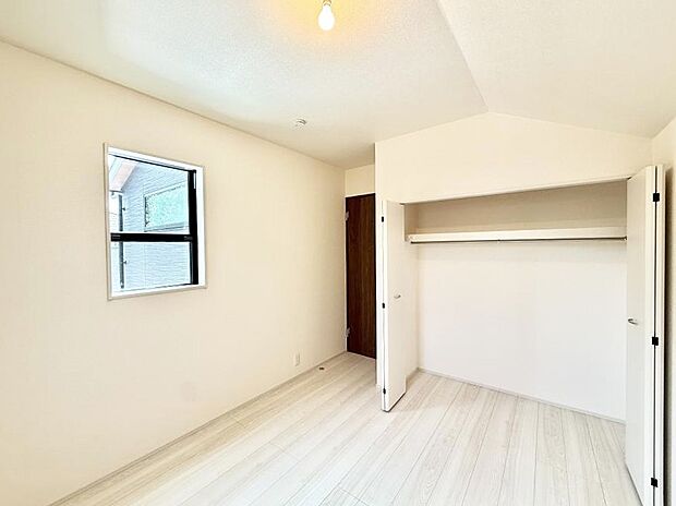 【寝室】1号棟 ■シンプルな空間で、収納付きベッドやデスクなど、多機能な家具を活用しやすいです