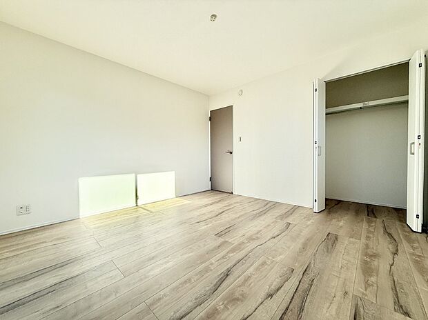 【寝室】3号棟 ■家具をうまく配置すれば広々とした空間を使い動きやすく、リラックスした時間が過ごせます