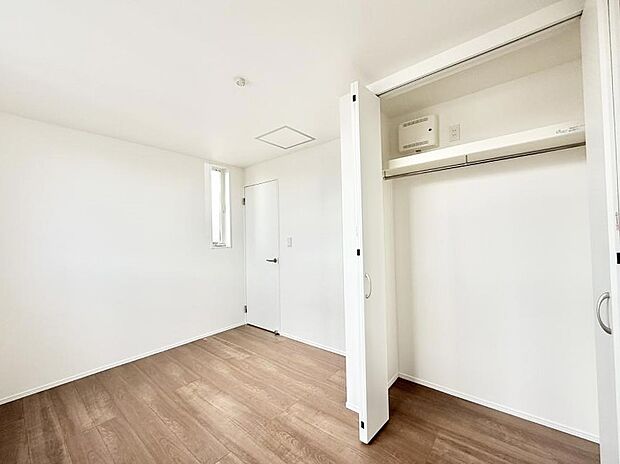 【寝室】2号棟 ■家具をうまく配置すれば広々とした空間を使い動きやすく、リラックスした時間が過ごせます