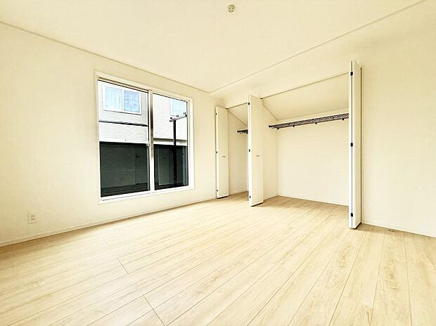 【リビング以外の居室】2号棟 ■清潔感あふれるお部屋で毎日を快適に過ごせます