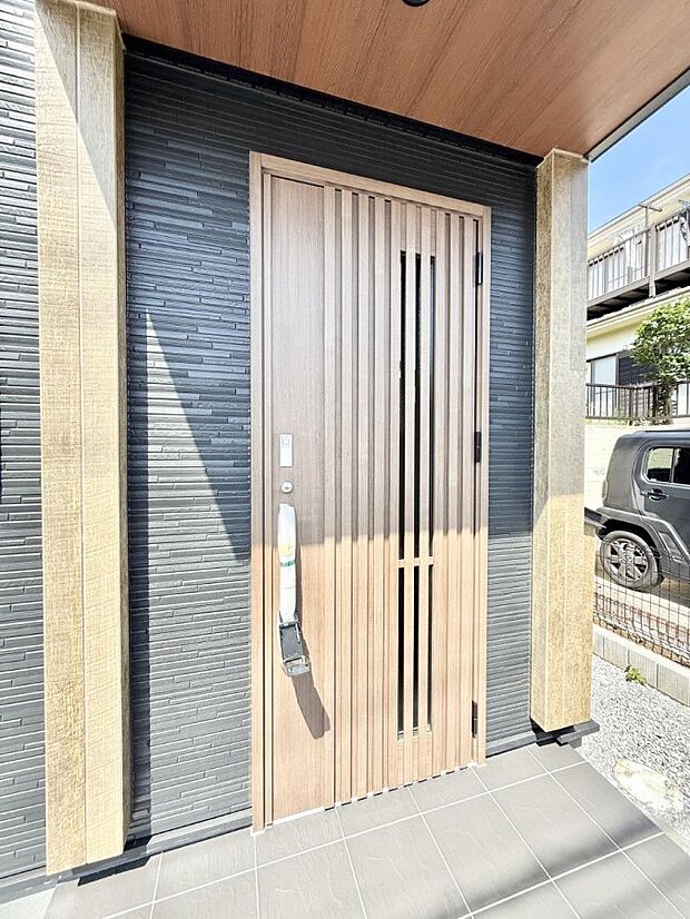 【玄関】1号棟 ■ 帰るたびにホッとする、安心感のある佇まい