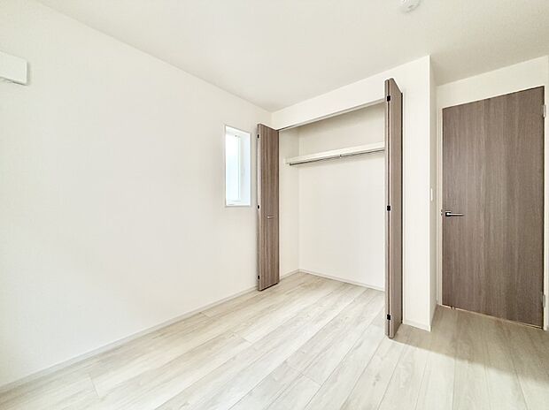 【寝室】2号棟 ■シンプルな空間で、収納付きベッドやデスクなど、多機能な家具を活用しやすいです