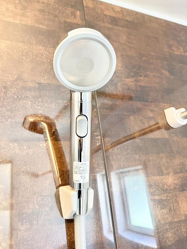 【止水シャワーヘッド】■手元で簡単に止水できるため、水の無駄遣いを減らすことができます。