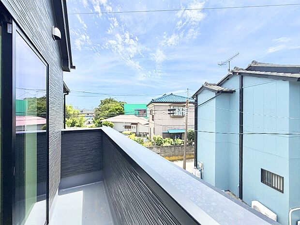 【バルコニー】1号棟 ■ 朝のコーヒーや夜の星空を楽しむ、癒しの場所