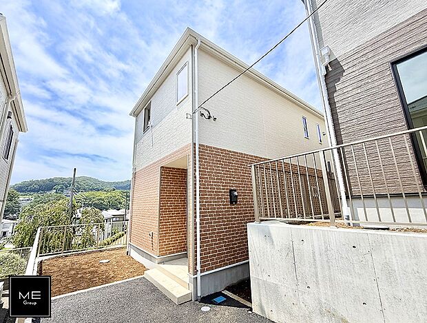 【現地外観写真】2号棟  ■暮らしを彩る充実した設備仕様が備わった住まい