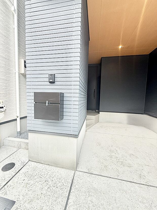 【玄関】3号棟 ■ 帰るたびにホッとする、安心感のある佇まい
