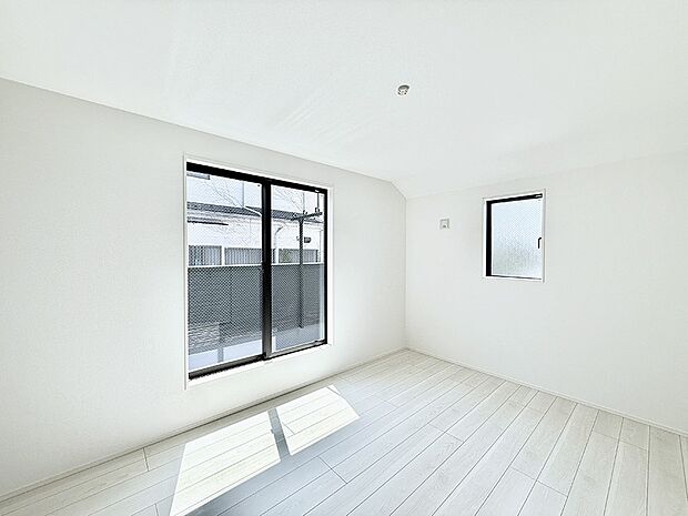 【リビング以外の居室】1号棟 ■落ち着いた雰囲気のお部屋で心が安らぐ空間
