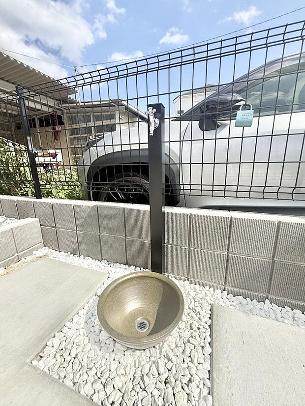 【その他現地】2号棟  ■ガーデニングや洗車などの際に大活躍な屋外立水栓  