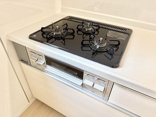 【3口ガスコンロ】■一度に多くの料理ができ便利で効率的