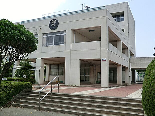 伊勢原市立緑台小学校(約550m・徒歩7分)