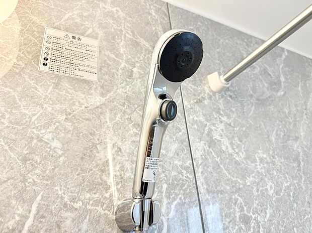 【止水シャワーヘッド】■手元で簡単に止水できるため、水の無駄遣いを減らすことができます。