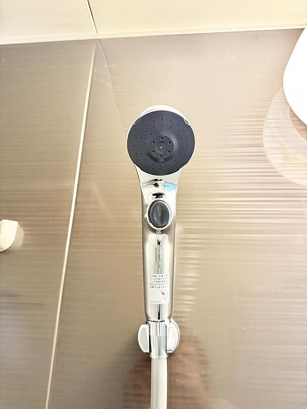 【止水シャワーヘッド】■手元で簡単に止水できるため、水の無駄遣いを減らすことができます。