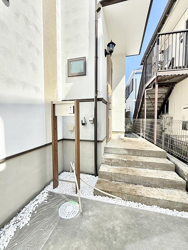 【玄関】2号棟 ■ シンプルで美しく、住まいの第一印象を彩る玄関です