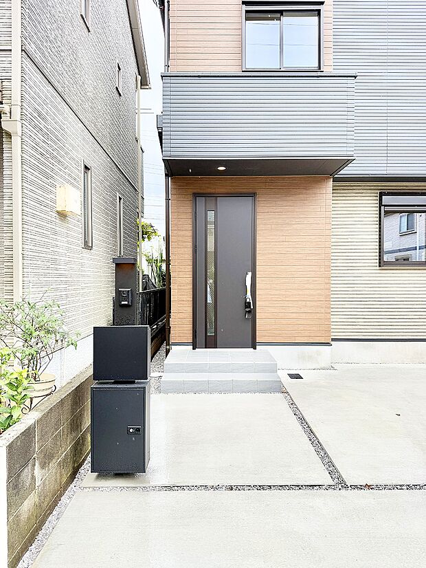 【玄関】1号棟 ■ 帰るたびにホッとする、安心感のある佇まい