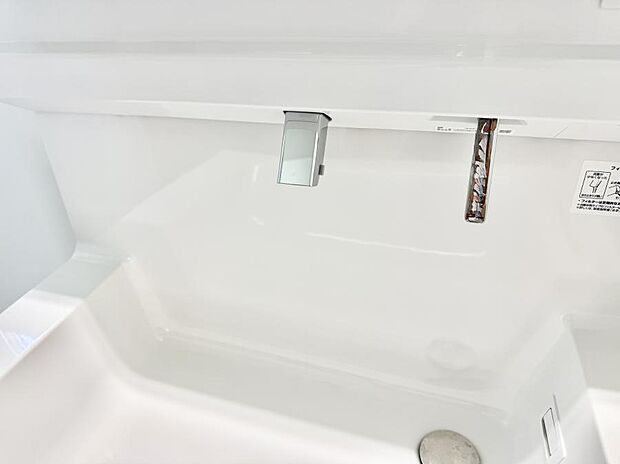 【ハンドシャワー付洗面台】■細かい部分まで洗いやすく便利なハンドシャワー付き