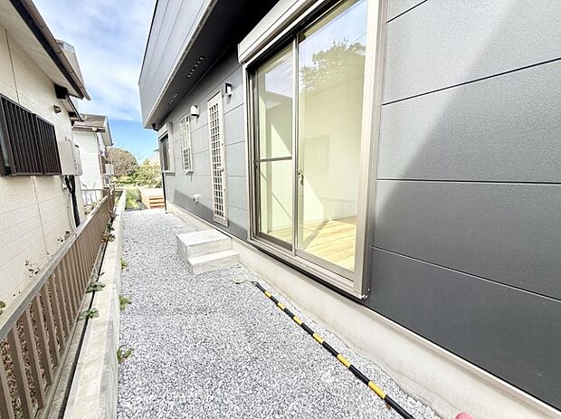 【庭】1号棟 ■季節の移ろいを感じられる、落ち着いた雰囲気の屋外空間
