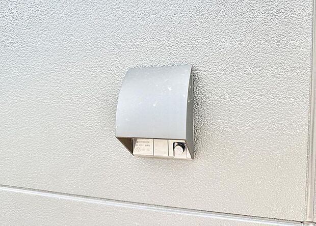 【屋外コンセント】■屋外に電源コンセントがあれば、高圧洗浄機で窓や外壁を掃除するなど便利です。