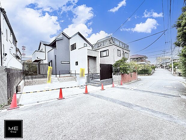 【前面道路含む現地写真】1号棟 ■家族みんなが笑顔で過ごせる、安心感のある住まい
