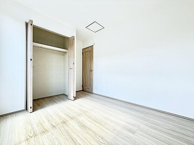 【寝室】A号棟 ■シンプルな空間で、収納付きベッドやデスクなど、多機能な家具を活用しやすいです