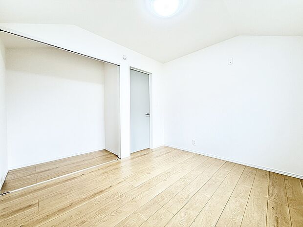 【リビング以外の居室】1号棟 ■落ち着いた雰囲気のお部屋で心が安らぐ空間