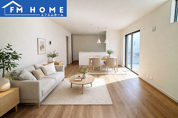 ■内装写真■
家族やゲストと穏やかな時間を過ごせるリビングです。柔らかな自然光が差し込み、落ち着いた雰囲気をもたらします。
※インテリアはCG加工で合成したイメージです。