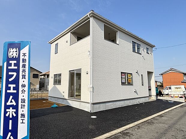 自然光によく映える外観デザイン。日々の暮らしに明るさと落ち着きをもたらします。