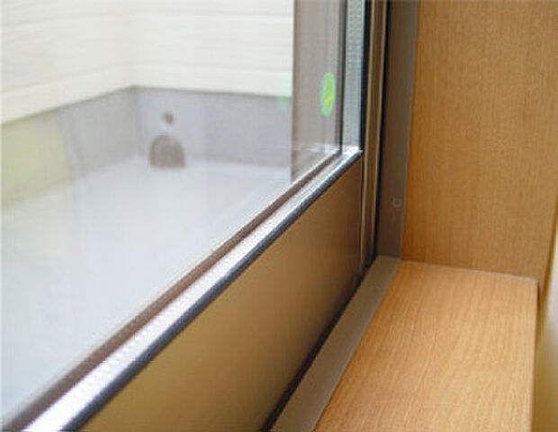 【ペアガラス】窓には断熱性・保温性にすぐれ、省エネ効果のあるペアガラスを採用。冬には結露を防止します。